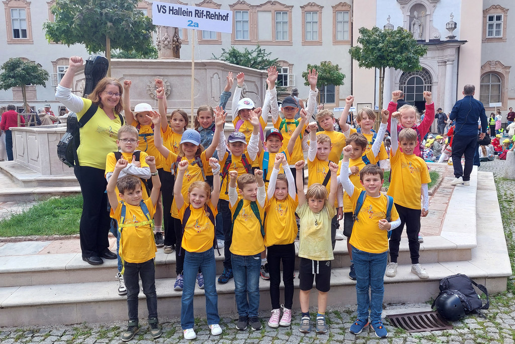 Die 2a der Volksschule Hallein Rif-Rehhof war eine von 195 Klassen, die heuer am „Singenden Klassenzimmer“ teilnahmen. Der heutige Tag war für jene rund 1.000 Schülerinnen und Schüler, die in die Landeshauptstadt kamen, der Höhepunkt.